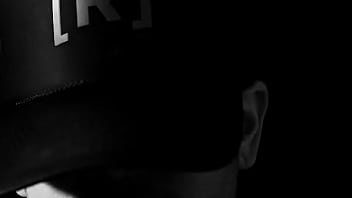 Mama intra in pat linga fiu cind doarme si freaca pula