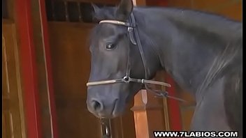 Femei goale pe plaja ii arata curul unui salvamar si o fute anal