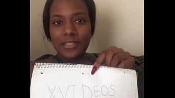 O vede goala pe masa si vrea sa o futa