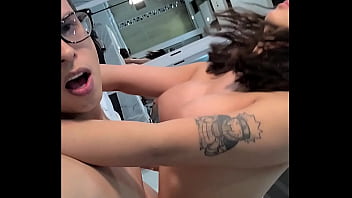 Cumshot blonda luata dupa strada sa se futa la hotel