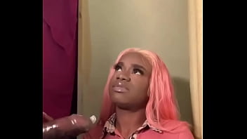 Tatal cum isi fute fica pe masa din bucatarie