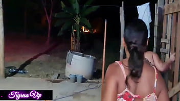 O fute pe la spate in baie