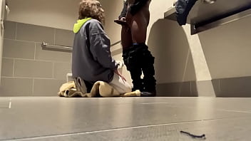 Blondina superba se bucura sa primeasca ejaculare faciala