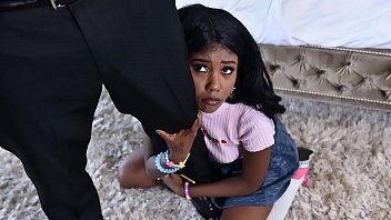 Un tata isi violeaza fata de 18 ani cu forta video porno gratis