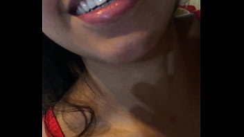 Pe treptele casei aceasta matura cu sanii frumosi isi primeste limbi la pasarica inainte