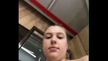 Am fututo pe sora mea la plaja la nudisti