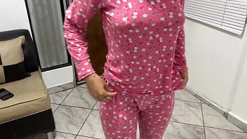 Isi fute bunica in tim ce doarme