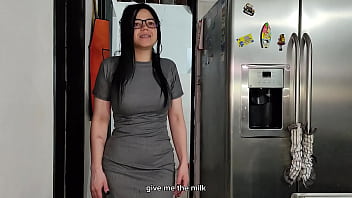 Fiul ii da limbi lu masa in pizda