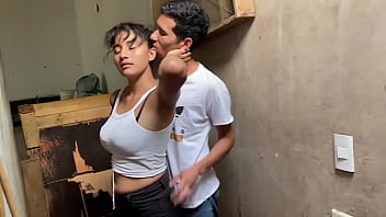 Traile cu ochelarista tatuata care suge pula si se fute la greu