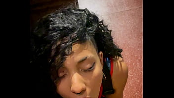 Doua gagici bune rau fac sex cu acelasi barbat