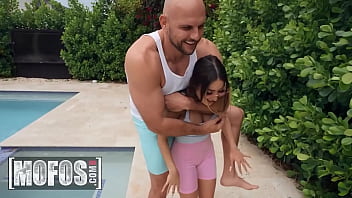 Mirela ii suge pula lui barbasu tata