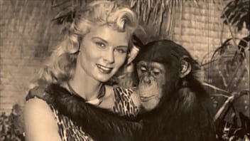 Intra peste ea in baie si o violeaza grav