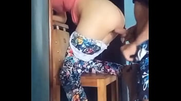 Tanara excitata ai propune bunicului sa o ia la pula